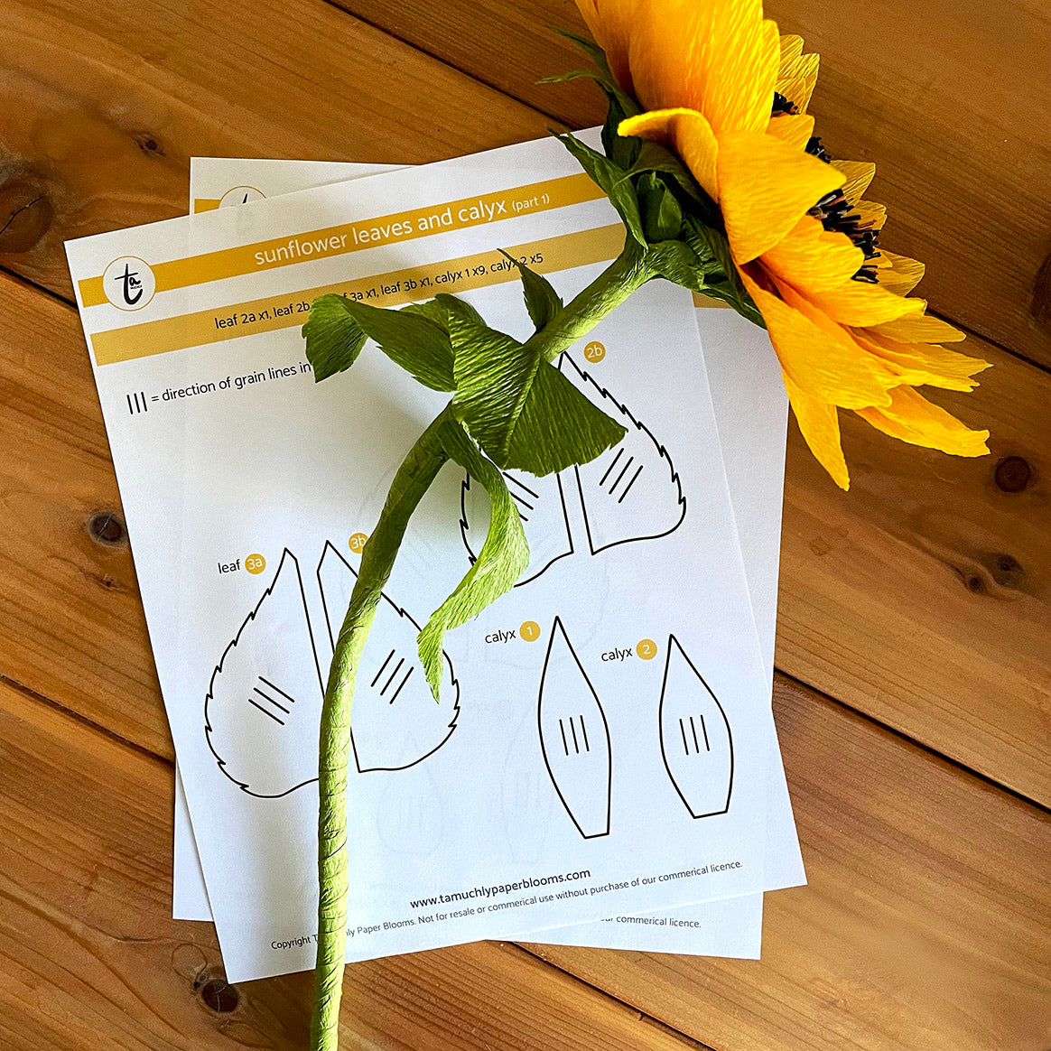 paper flower template | paper sunflower template | paper flower tutorial | how to make paper flowers | how to make paper sunflowers | crepe paper flowers | diy paper sunflowers