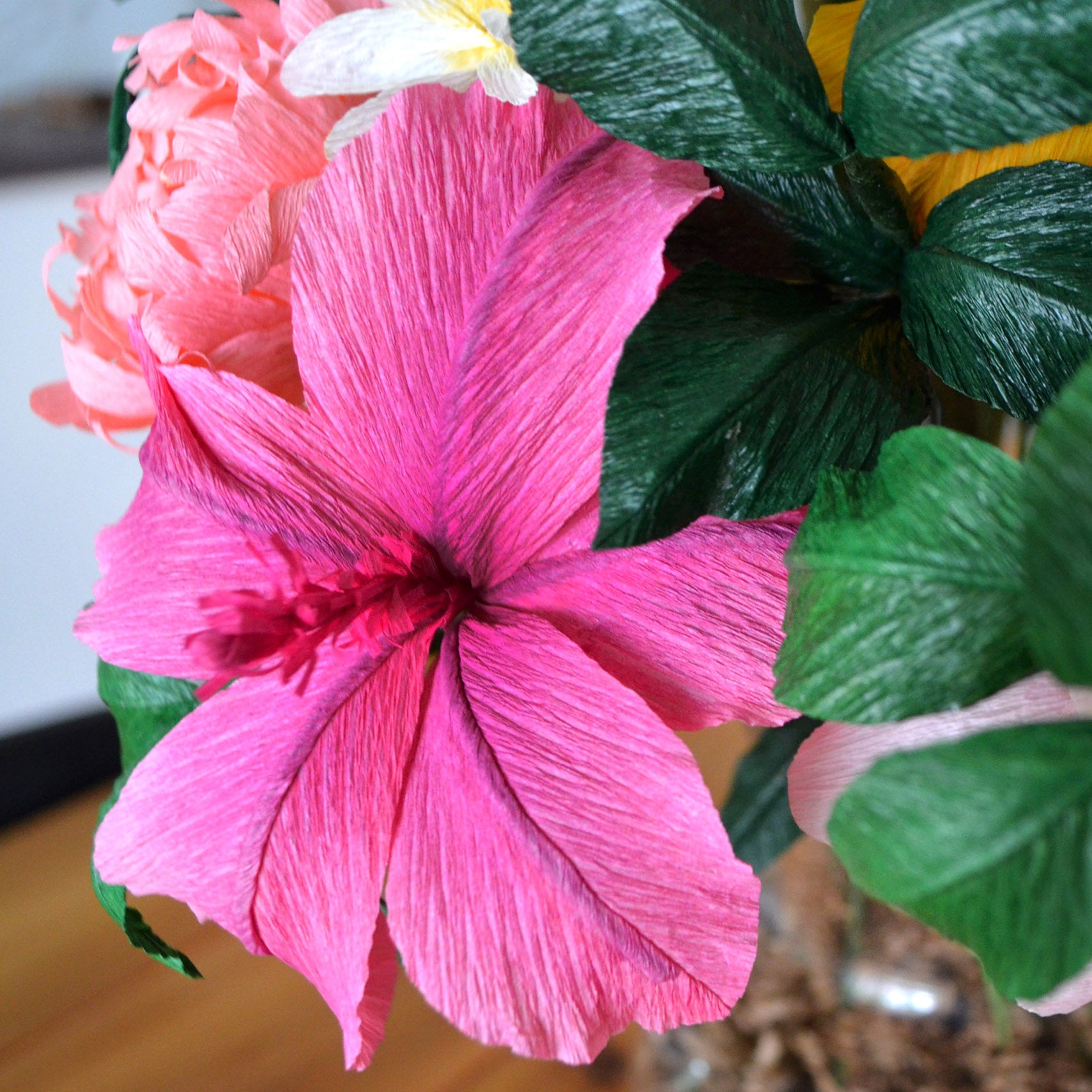 Paper flower tutorial | paper flower template | How to make paper flowers | Crepe paper flower tutorial | DIY paper hibiscus | paper flowers | crepe paper flowers | free paper flower template
