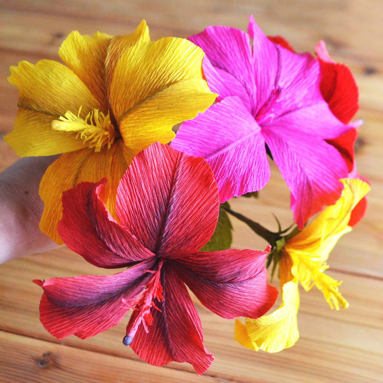 Paper flower tutorial | paper flower template | How to make paper flowers | Crepe paper flower tutorial | DIY paper hibiscus | paper flowers | crepe paper flowers | free paper flower template