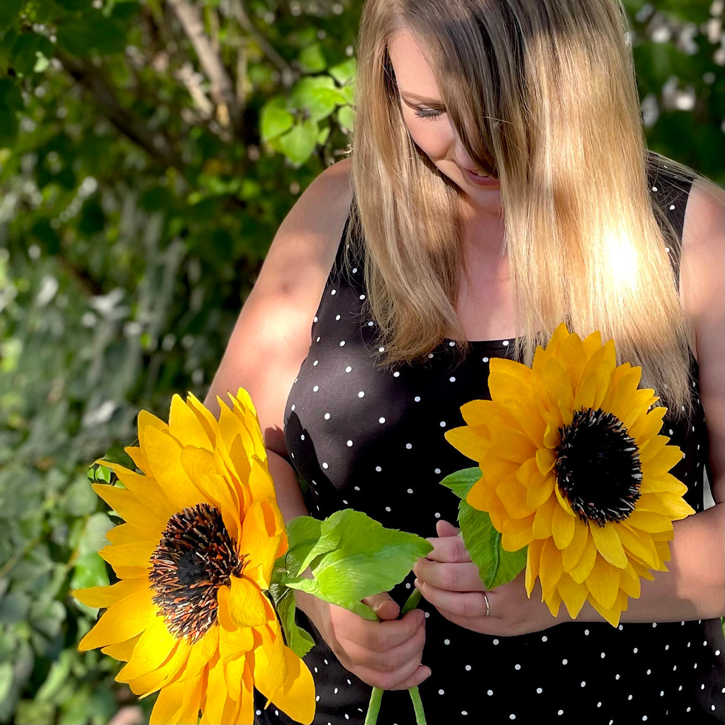 paper flower template | paper sunflower template | paper flower tutorial | how to make paper flowers | how to make paper sunflowers | crepe paper flowers | diy paper sunflowers