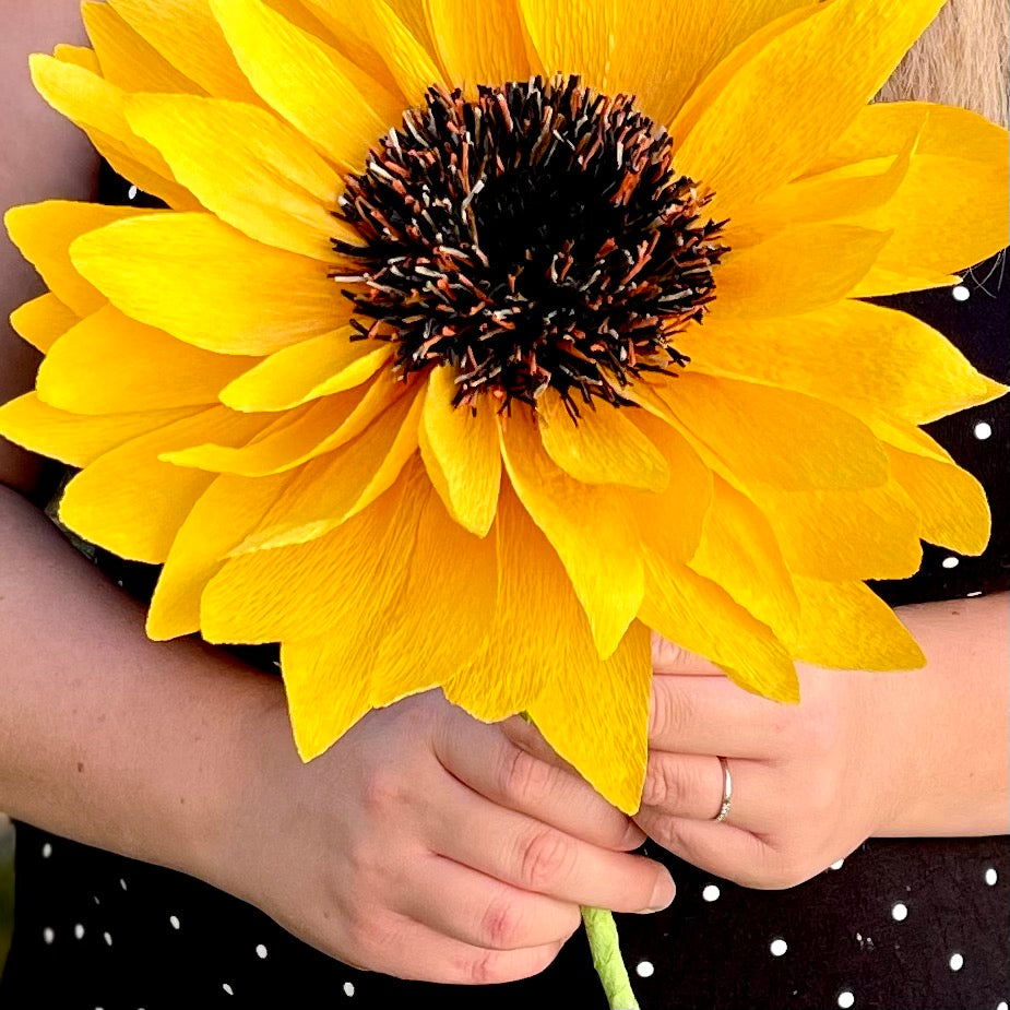 paper flower template | paper sunflower template | paper flower tutorial | how to make paper flowers | how to make paper sunflowers | crepe paper flowers | diy paper sunflowers